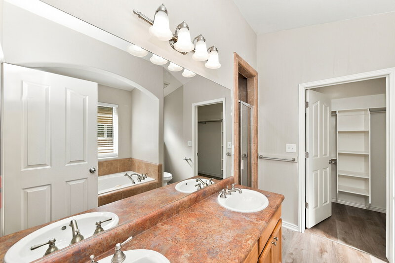 3,165/Mo, 12682 S Diamondback Dr Riverton, UT 84096 Primary Bathroom View 2