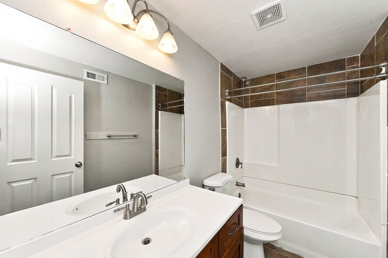 3,165/Mo, 12682 S Diamondback Dr Riverton, UT 84096 Bathroom View 2