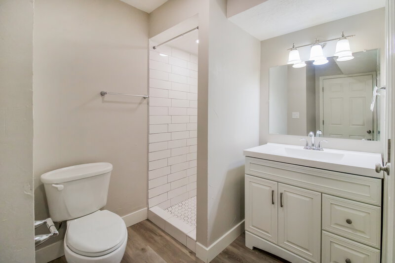 2,960/Mo, 8702 S Covewood Pl West Jordan, UT 84088 Main Bathroom View