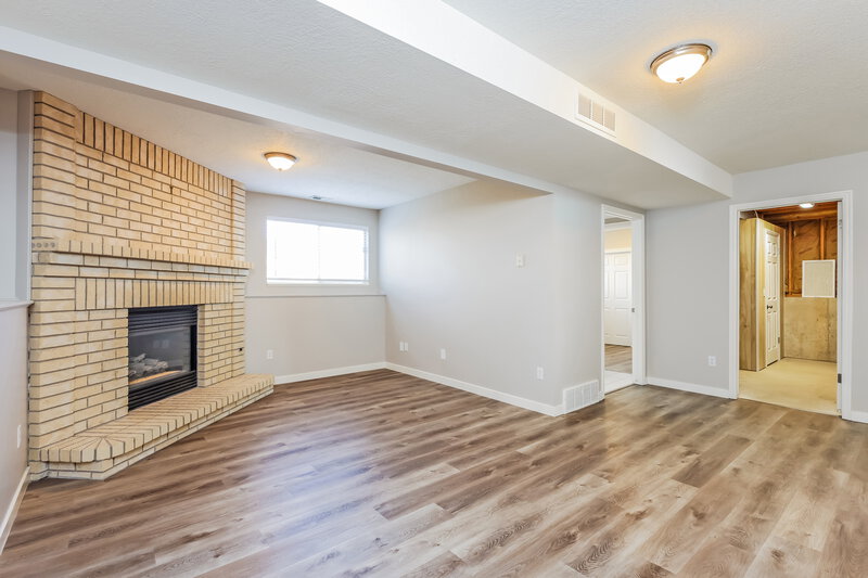 2,450/Mo, 4935 S 3000 W Roy, UT 84067 Family Room View