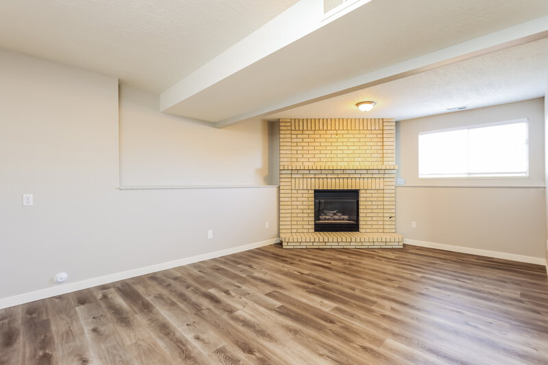 2,450/Mo, 4935 S 3000 W Roy, UT 84067 Family Room View 2