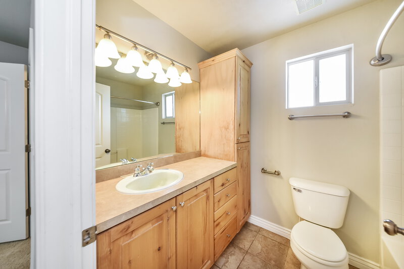 3,045/Mo, 7054 West Dry Sycamore Lane West Jordan, UT 84081 Bathroom View 2