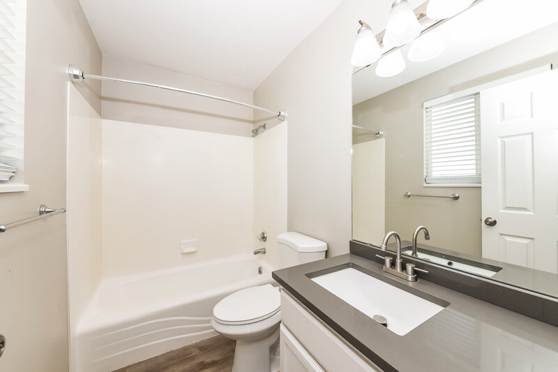 3,050/Mo, 5433 W Branbury Ct Salt Lake City, UT 84118 Main Bathroom View