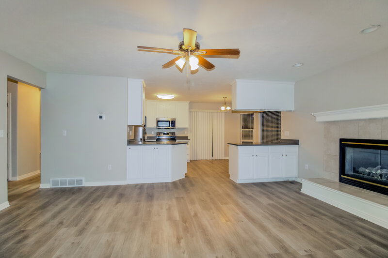 2,695/Mo, 1412 S Pebblecreek Dr Layton, UT 84041 Family Room View 2