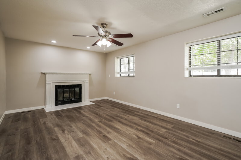 2,625/Mo, 149 N 400 W Clearfield, UT 84015 Family Room View
