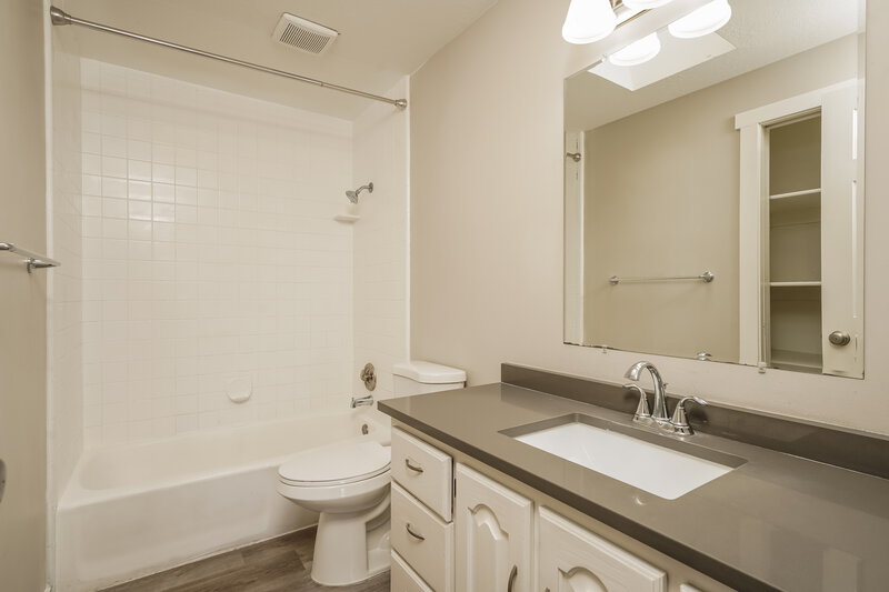 2,625/Mo, 149 N 400 W Clearfield, UT 84015 Bathroom View