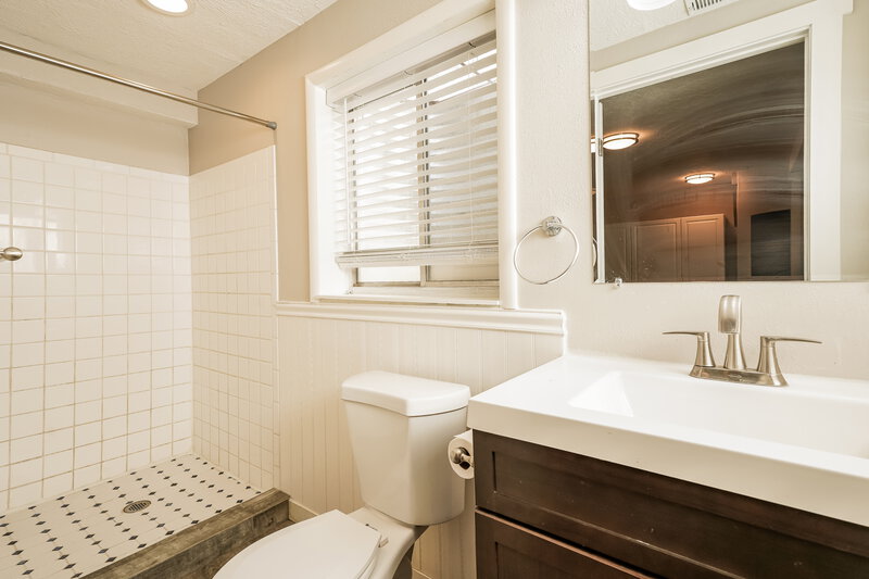 2,625/Mo, 149 N 400 W Clearfield, UT 84015 Bathroom View 2