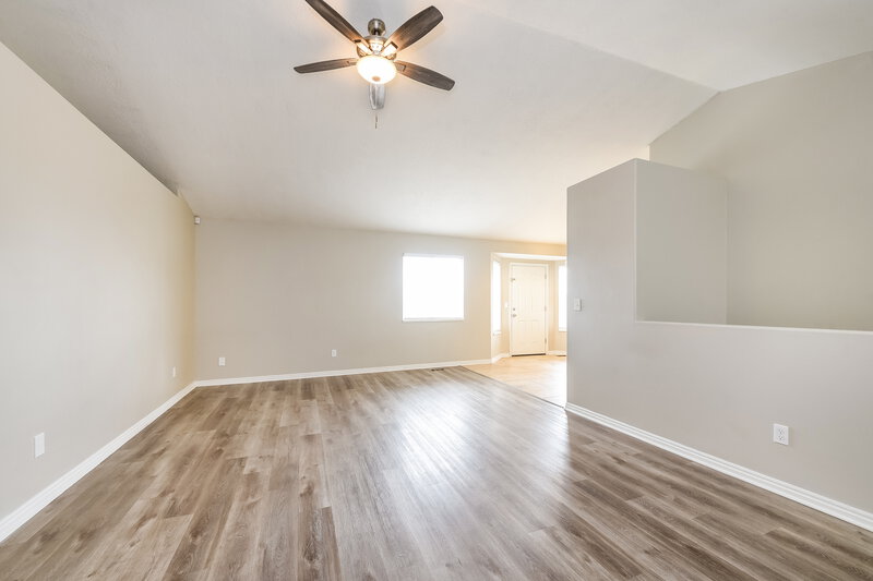 2,635/Mo, 1116 N Mustang Ln Saratoga Springs, UT 84045 Living Room View