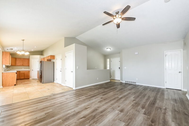 2,635/Mo, 1116 N Mustang Ln Saratoga Springs, UT 84045 Living Room View 2