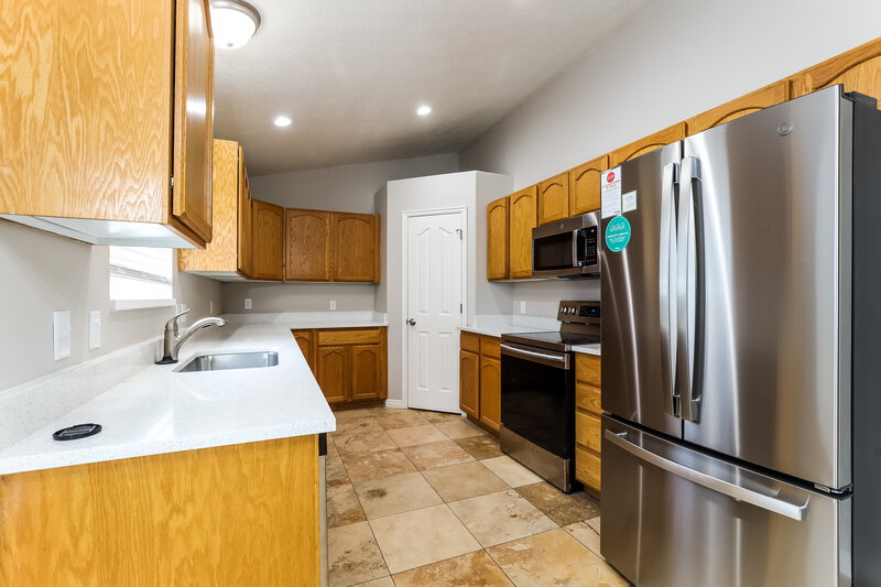 2,760/Mo, 1116 N Mustang Ln Saratoga Springs, UT 84045 Kitchen View