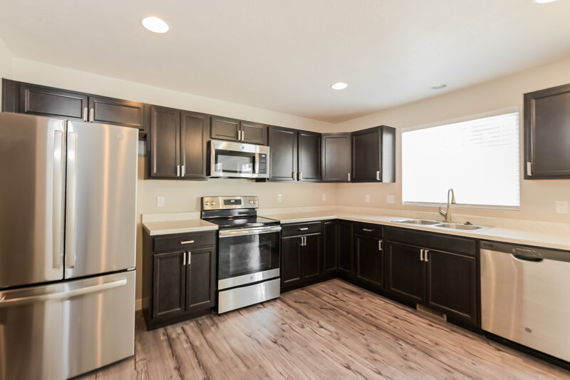 2,360/Mo, 3036 S Red Pine Dr Saratoga Springs, UT 84045 Kitchen View