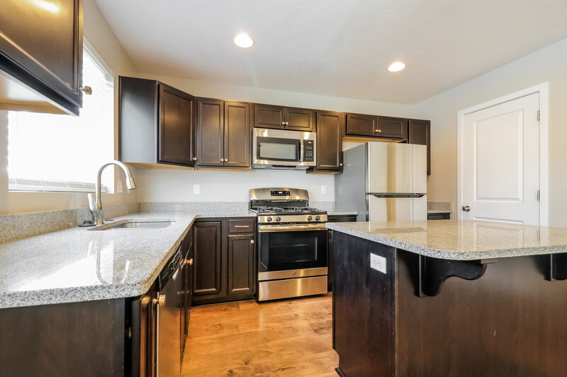 2,860/Mo, 3073 S Red Pine Dr Saratoga Springs, UT 84045 Kitchen View