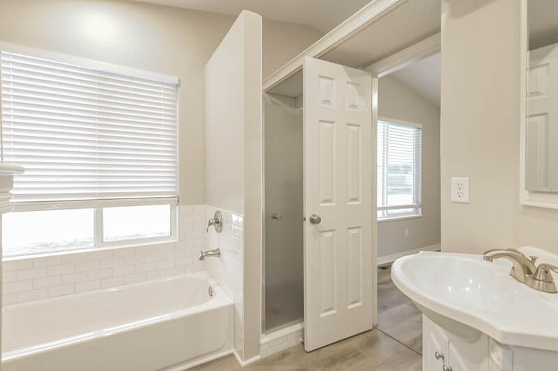 2,595/Mo, 4094 S Lily Dr Roy, UT 84067 Main Bathroom View 2