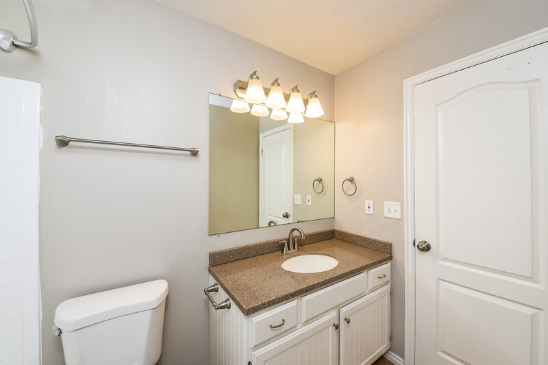 2,855/Mo, 6956 S Sparrowtail Rd West Jordan, UT 84081 Main Bathroom View 2