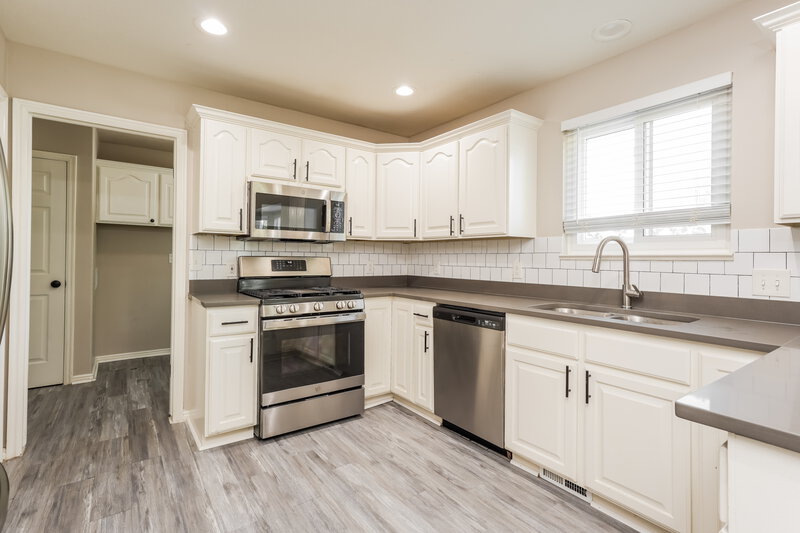 3,170/Mo, 110 E 1175 N Ogden, UT 84404 Kitchen View