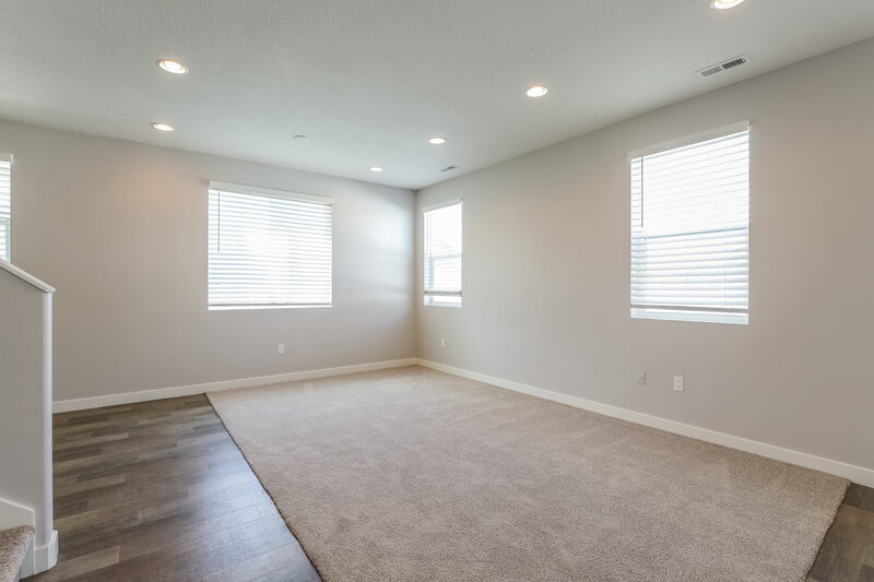 2,505/Mo, 1712 W Parkview Dr Syracuse, UT 84075 Living Room View