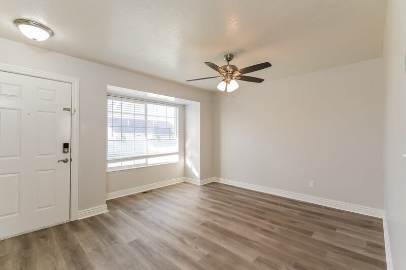 2,595/Mo, 2373 W 1850 N Clearfield, UT 84015 Living Room View 2