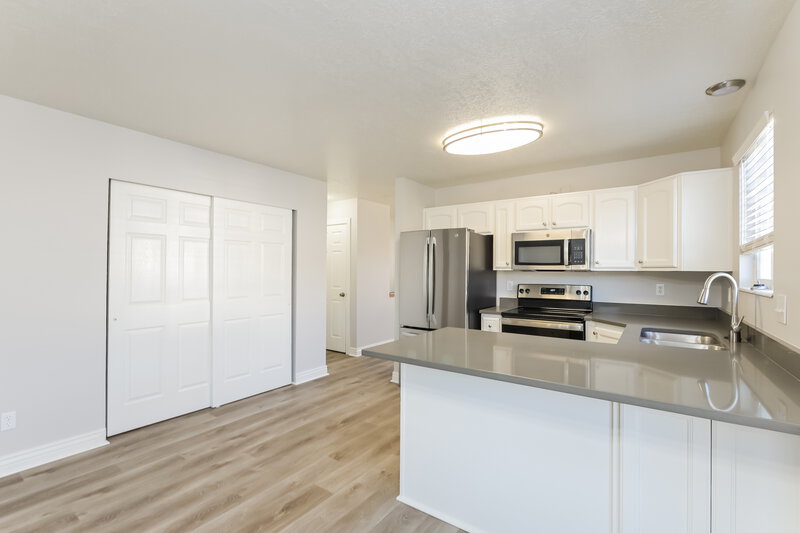 2,595/Mo, 2373 W 1850 N Clearfield, UT 84015 Kitchen View 2