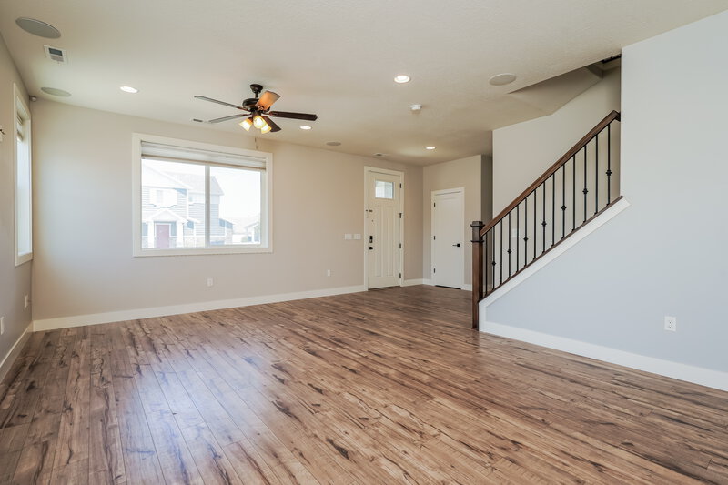 2,720/Mo, 1611 W Parkview Dr Syracuse, UT 84075 Living Room View 2