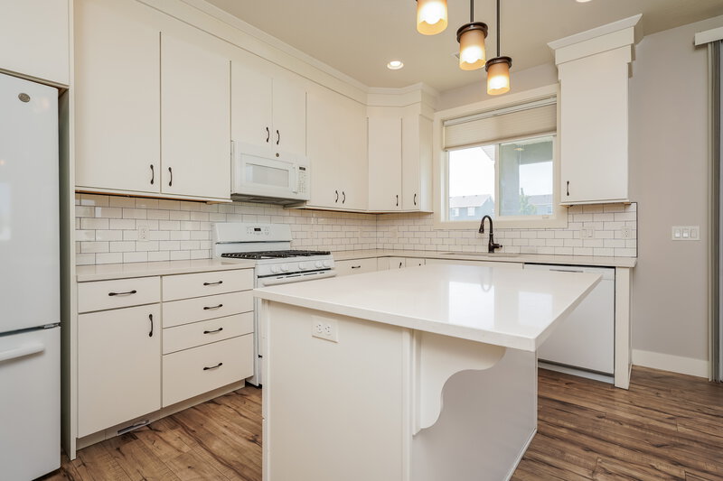 2,720/Mo, 1611 W Parkview Dr Syracuse, UT 84075 Kitchen View