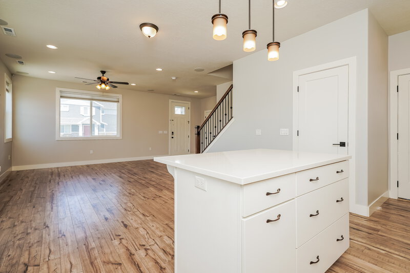 2,720/Mo, 1611 W Parkview Dr Syracuse, UT 84075 Kitchen View 2