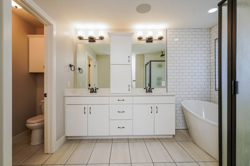 2,720/Mo, 1611 W Parkview Dr Syracuse, UT 84075 Main Bathroom View
