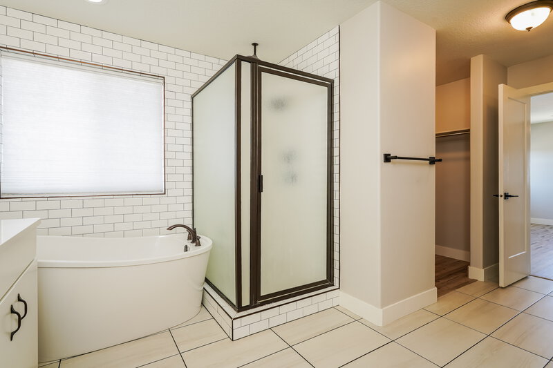 2,720/Mo, 1611 W Parkview Dr Syracuse, UT 84075 Main Bathroom View 2