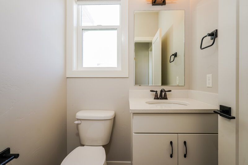 2,720/Mo, 1611 W Parkview Dr Syracuse, UT 84075 Bathroom View 2