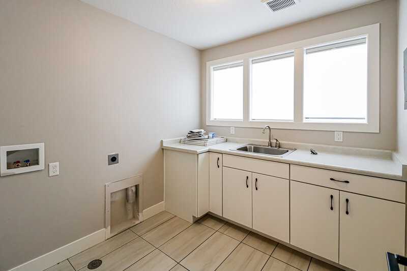 2,590/Mo, 1611 W Parkview Dr Syracuse, UT 84075 Laundry Room View