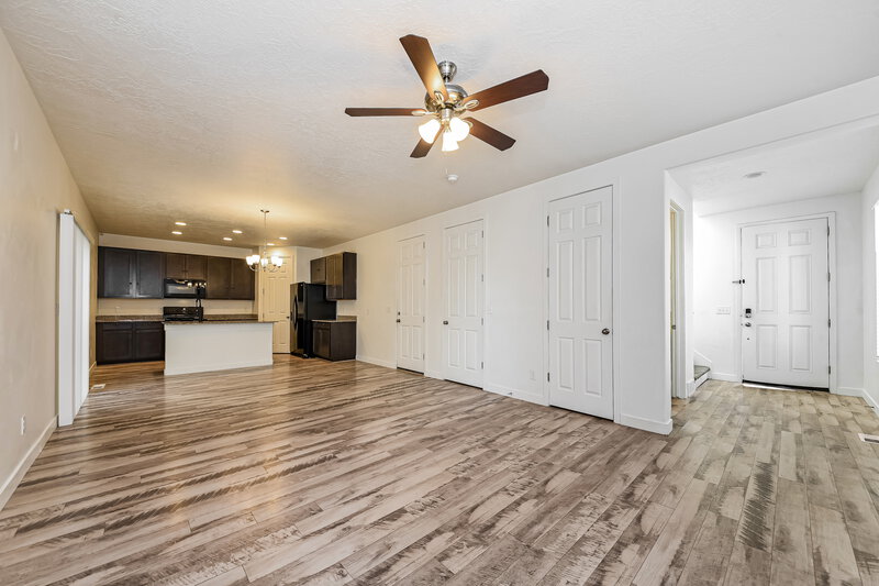 2,470/Mo, 13063 S Summerdale Dr Herriman, UT 84096 Living Room View 2