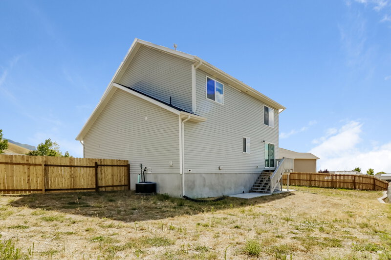 2,095/Mo, 806 S Cambridge Cir Tooele, UT 84074 Rear View