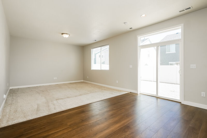 2,290/Mo, 2087 W 3290 S Syracuse, UT 84075 Dining Room View 2