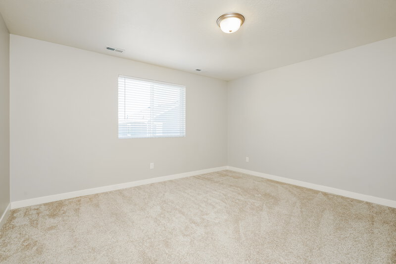 2,290/Mo, 2087 W 3290 S Syracuse, UT 84075 Main Bedroom View