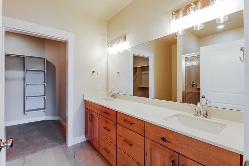 2,210/Mo, 3081 W 4475 S #6 Roy, UT 84067 Main Bathroom View