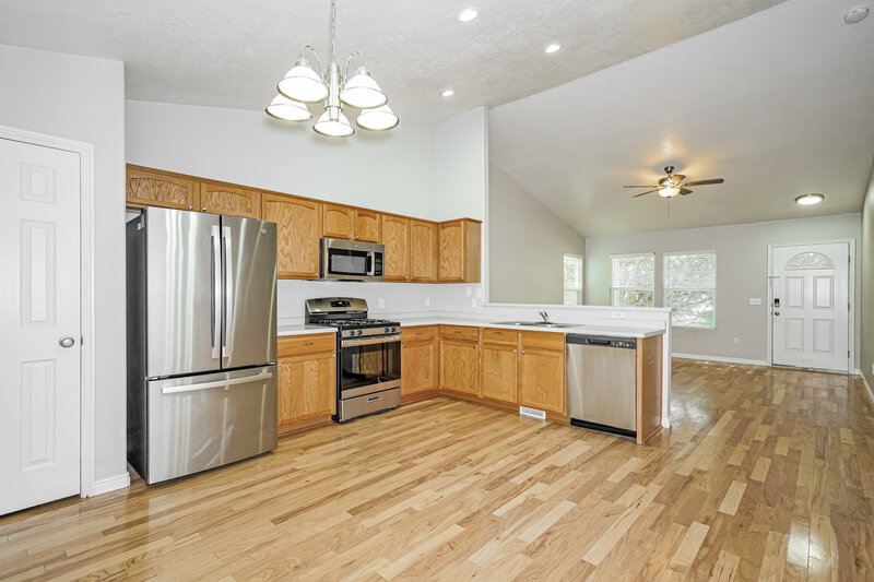 2,165/Mo, 4049 E Sioux St Eagle Mountain, UT 84005 Kitchen View 2