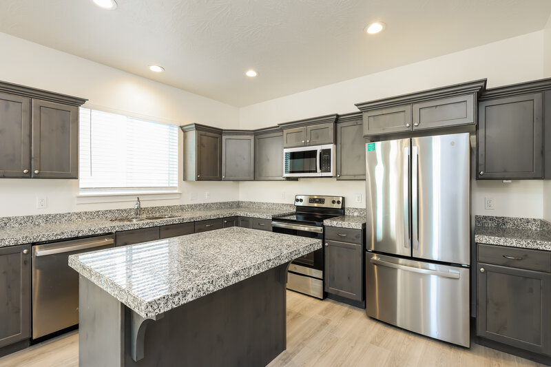 1,860/Mo, 4762 E Lake Corner Dr Eagle Mountain, UT 84005 Kitchen View