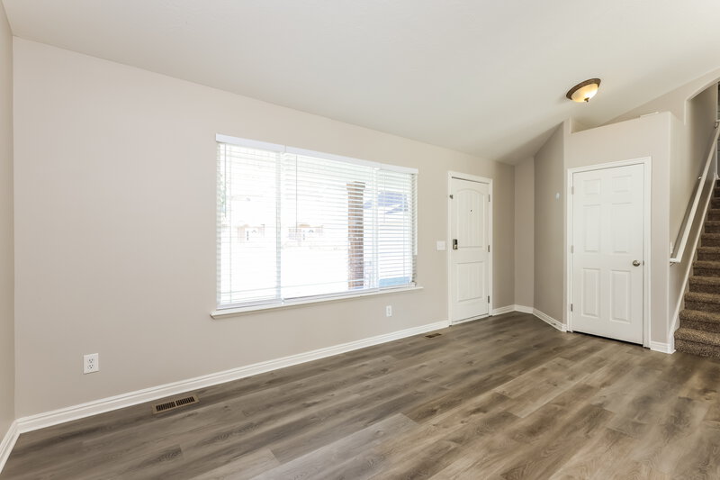 2,745/Mo, 874 N Main St Orem, UT 84057 Living Room View 2
