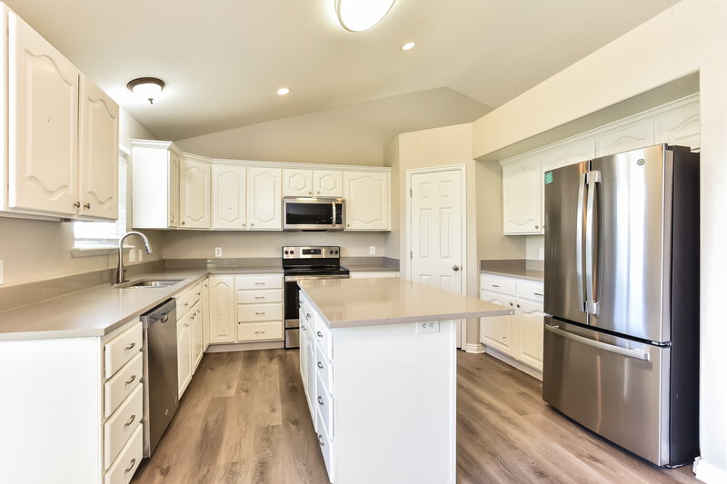 2,765/Mo, 874 N Main St Orem, UT 84057 Kitchen View