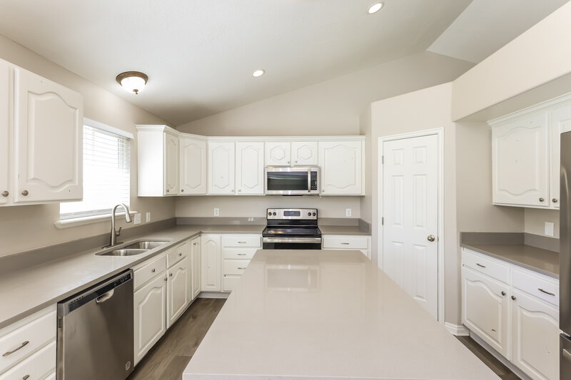 2,745/Mo, 874 N Main St Orem, UT 84057 Kitchen View