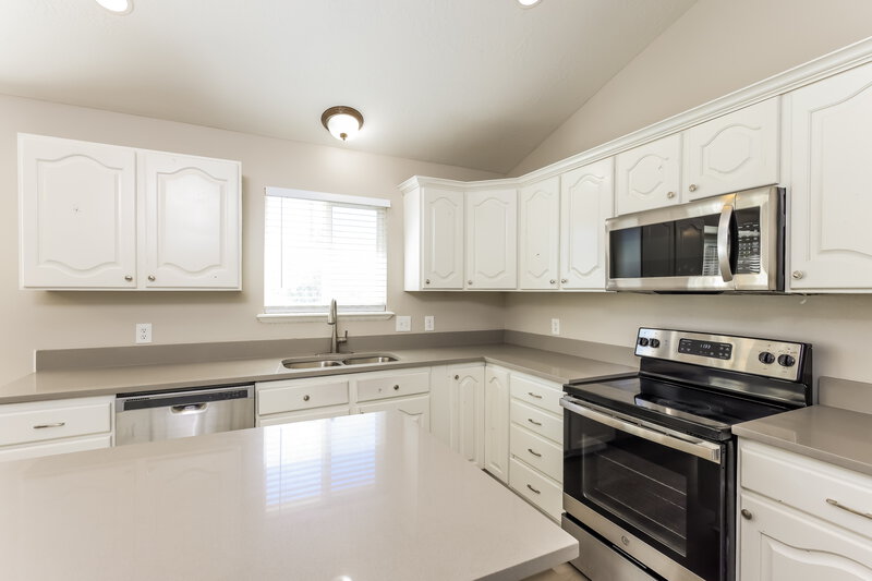 2,745/Mo, 874 N Main St Orem, UT 84057 Kitchen View 2