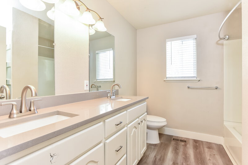 2,765/Mo, 874 N Main St Orem, UT 84057 Main Bathroom View