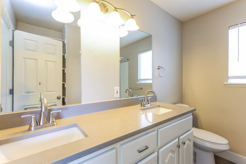 2,745/Mo, 874 N Main St Orem, UT 84057 Main Bathroom View