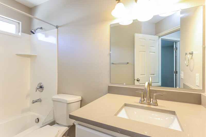2,745/Mo, 874 N Main St Orem, UT 84057 Bathroom View 2