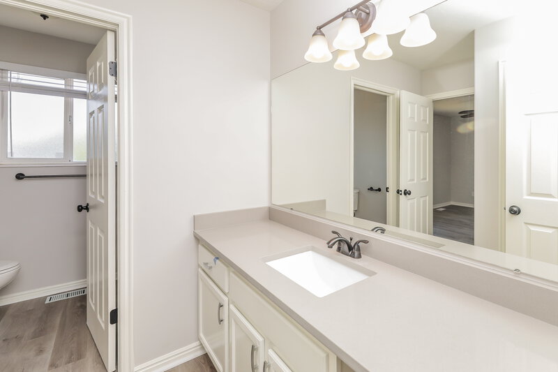 2,120/Mo, 486 W 225 N Clearfield, UT 84015 Main Bathroom View