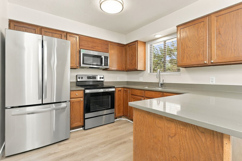 2,610/Mo, 2499 N 1050 W Clinton, UT 84015 Kitchen View