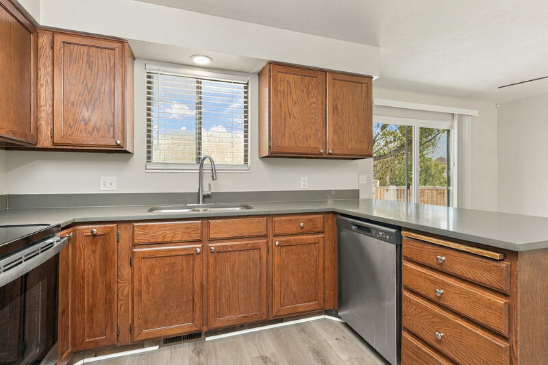 2,610/Mo, 2499 N 1050 W Clinton, UT 84015 Kitchen View 2
