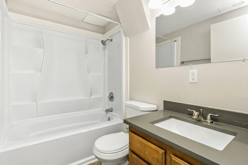2,610/Mo, 2499 N 1050 W Clinton, UT 84015 Bathroom View 2