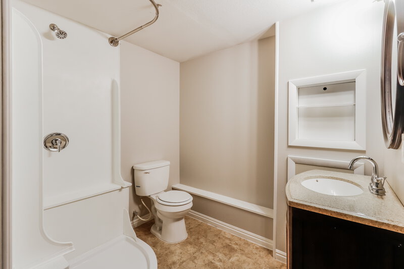 2,255/Mo, 2886 W 2175 S Syracuse, UT 84075 Bathroom View