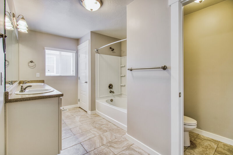 2,530/Mo, 13368 S Moorfield Dr Herriman, UT 84096 Main Bathroom View