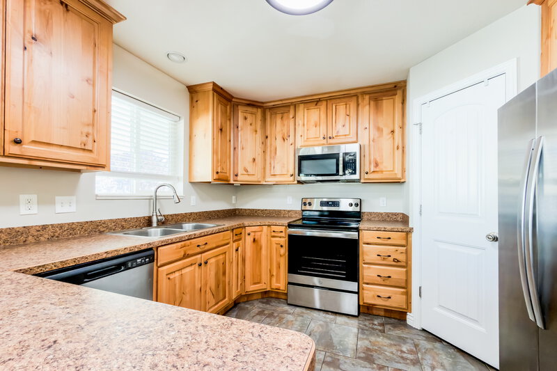 2,595/Mo, 1112 S 1425 W Clearfield, UT 84015 Kitchen View